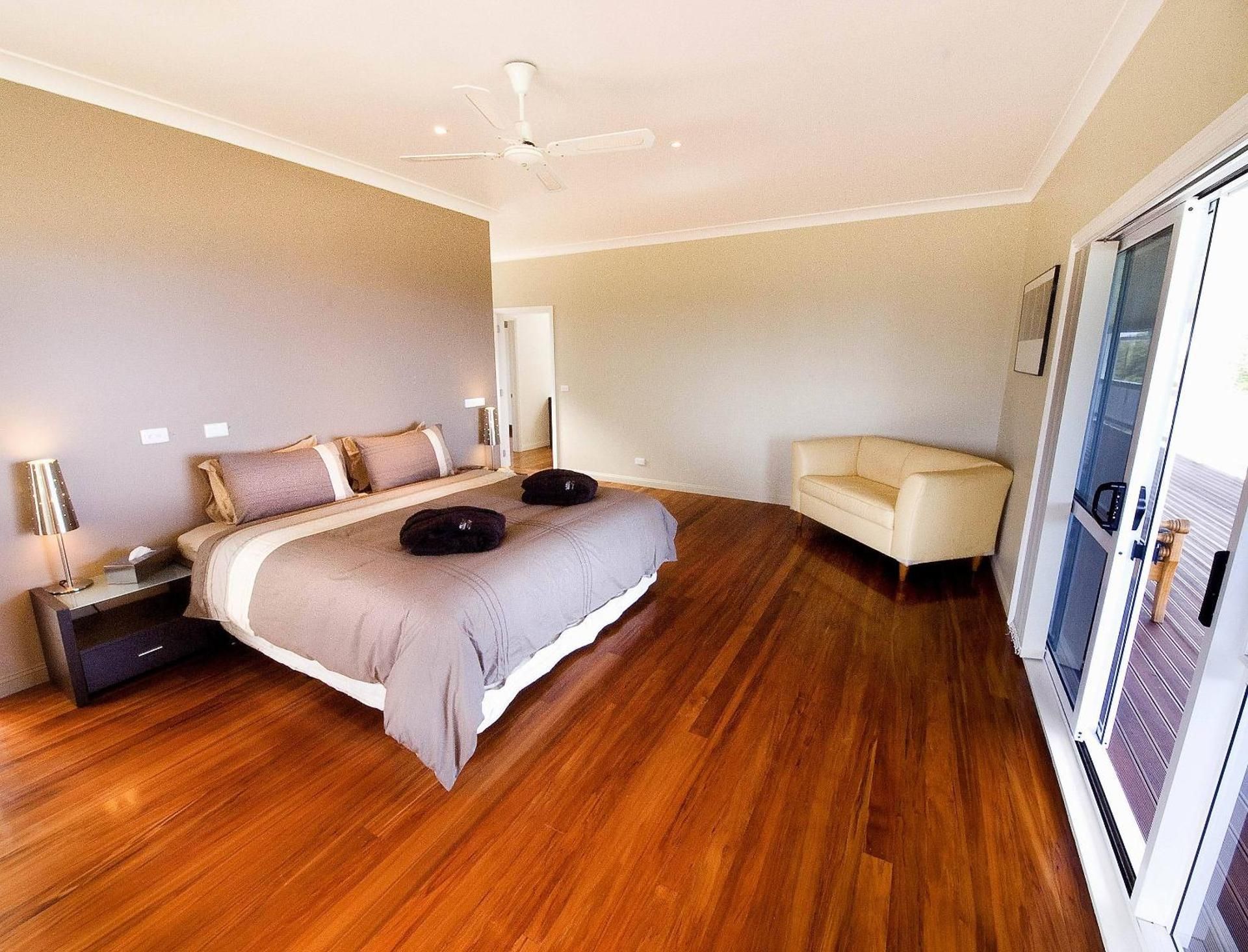 The White House - Five-Bedroom House and Car