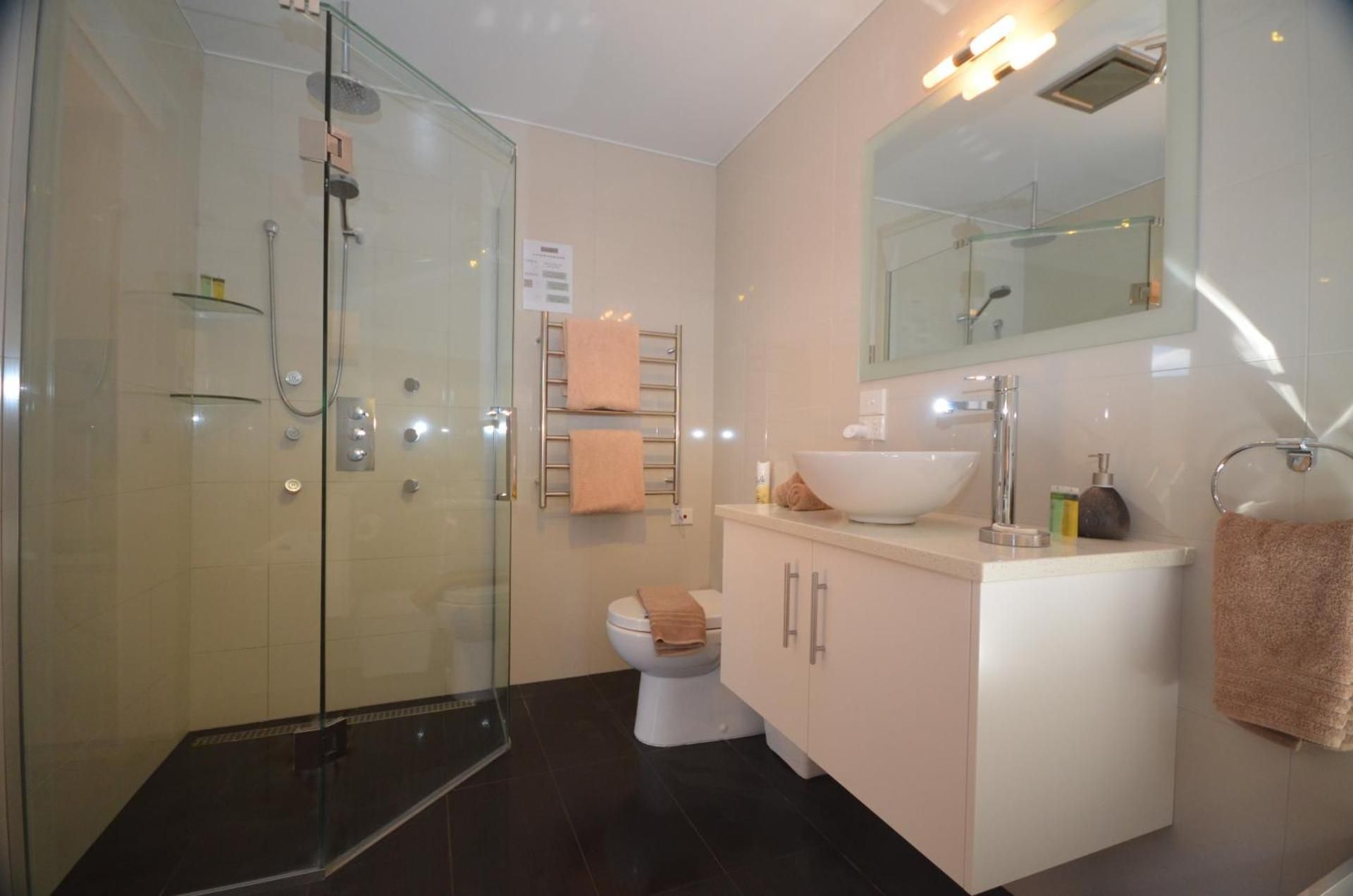 Cumberland Resort & Spa Romantic One-Bedroom Villa with Spa Bath and Car 2