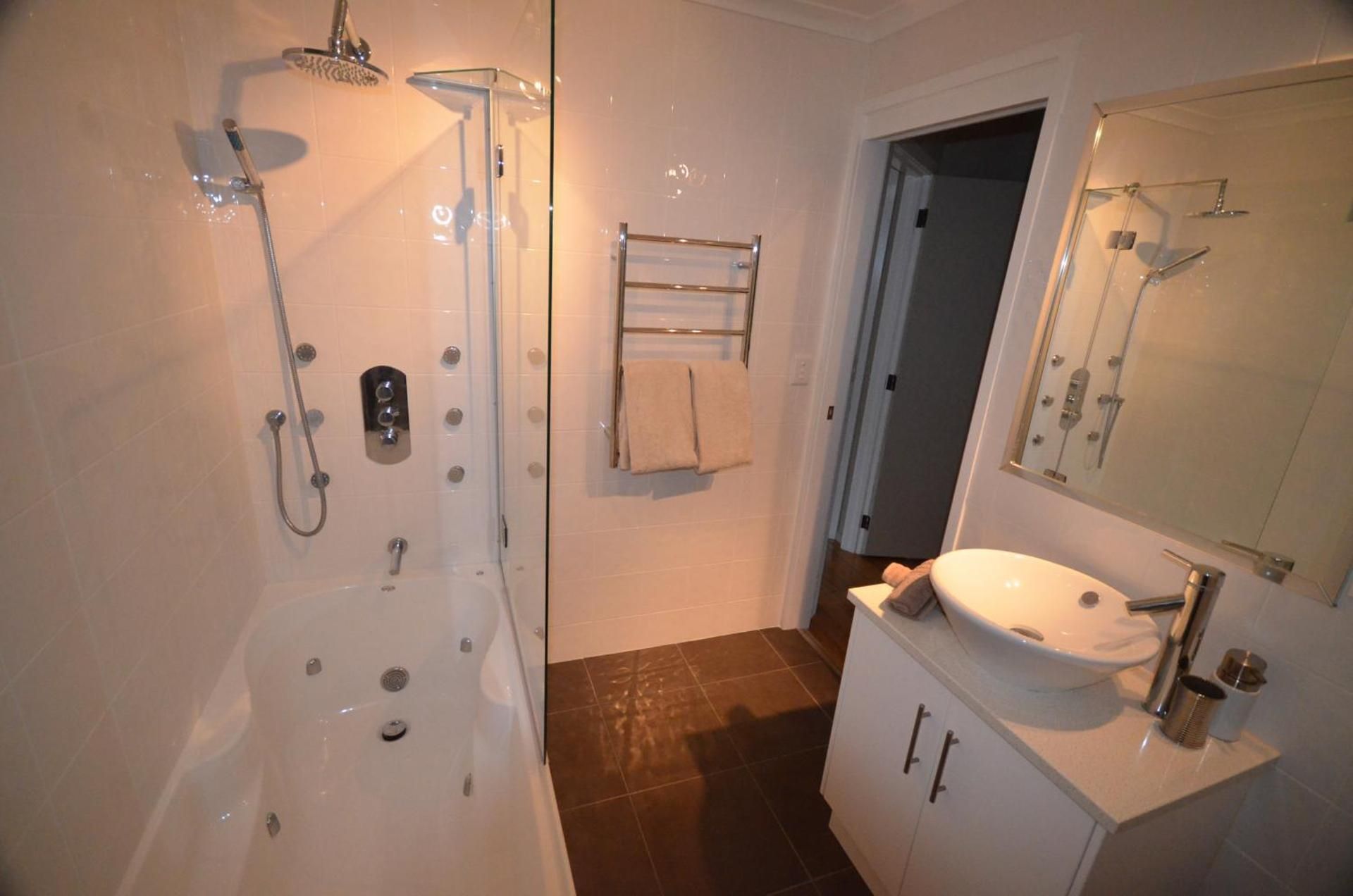 Executive Five Bedroom Villa with Spa Bath and Car