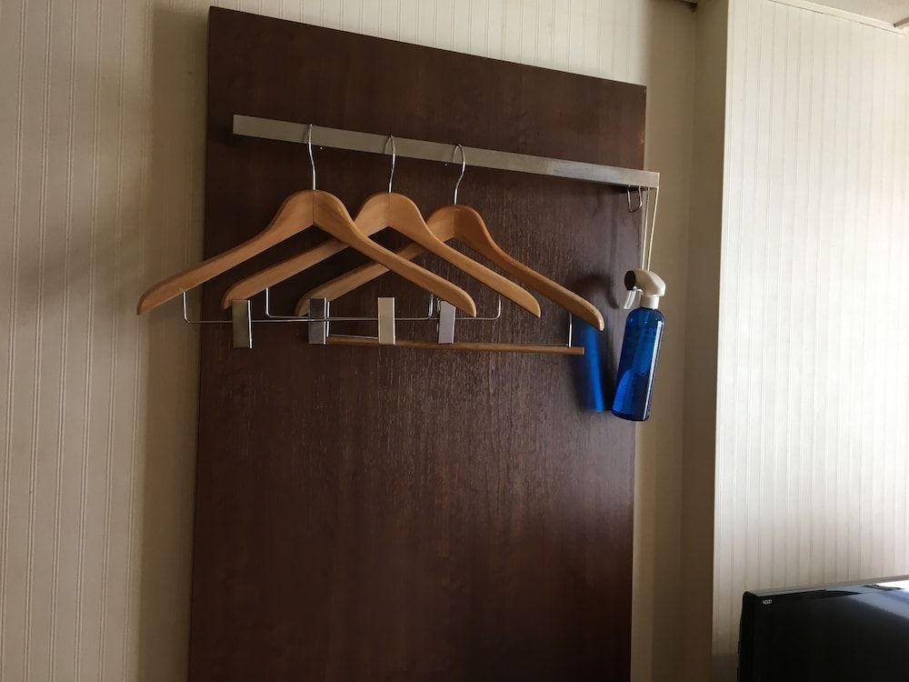 Twin Room, Smoking