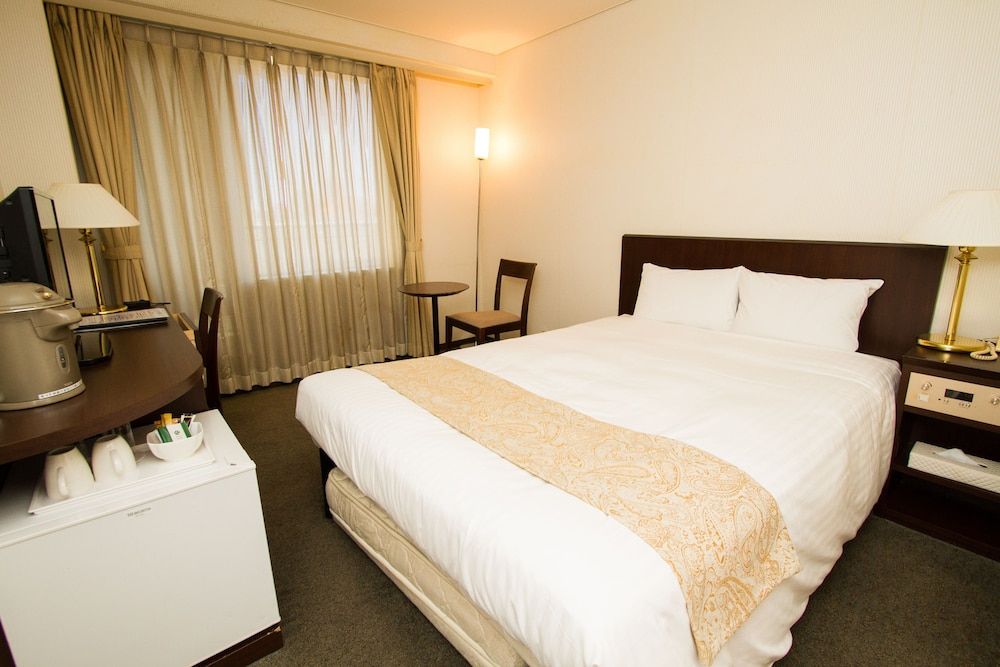 Semi-Double Room, Smoking (Large Single Bed)