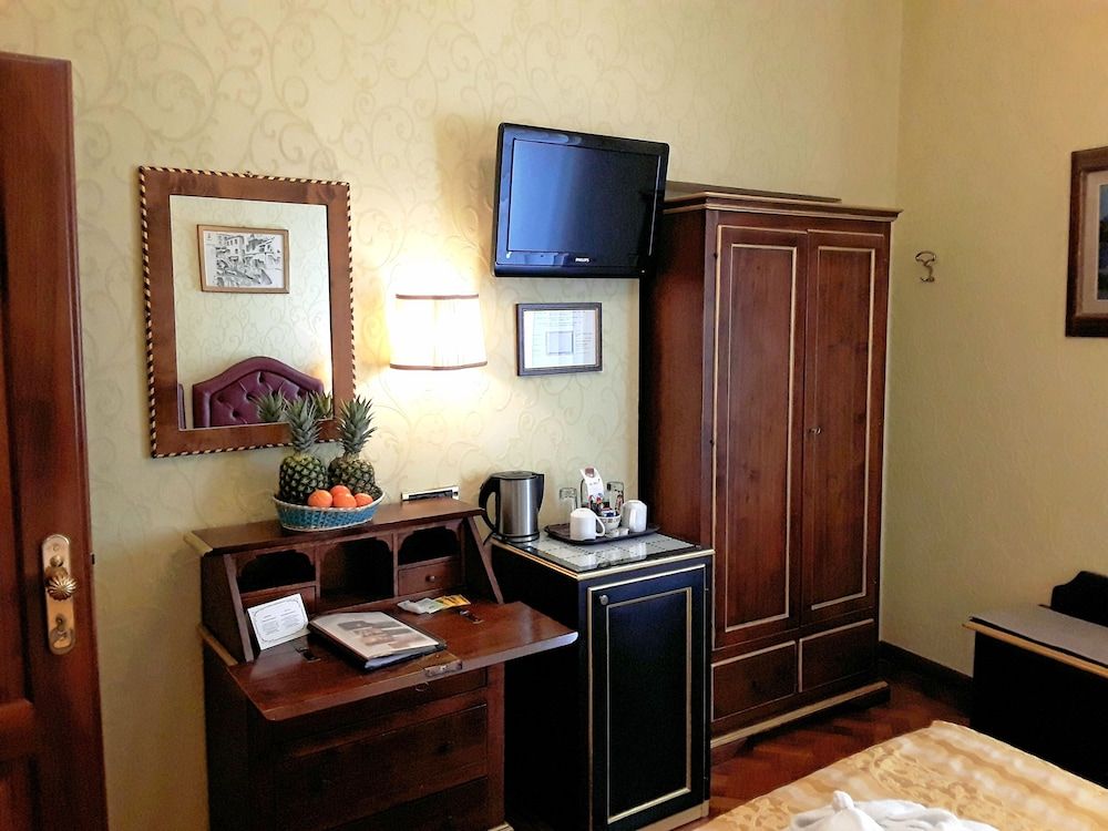 Pensione Accademia - Villa Maravege Basic Double Room 2