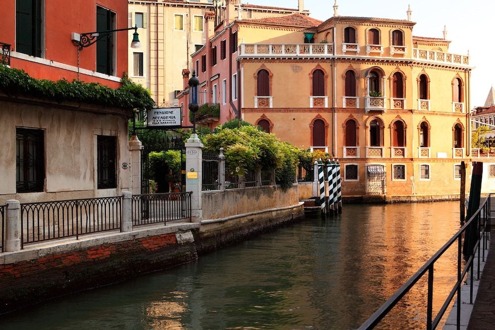 undefined Pensione Accademia - Villa Maravege 8