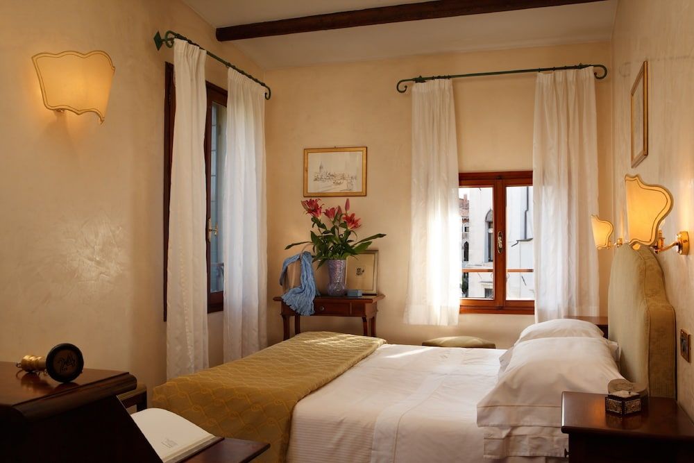 Pensione Accademia - Villa Maravege Classic Double or Twin Room 4