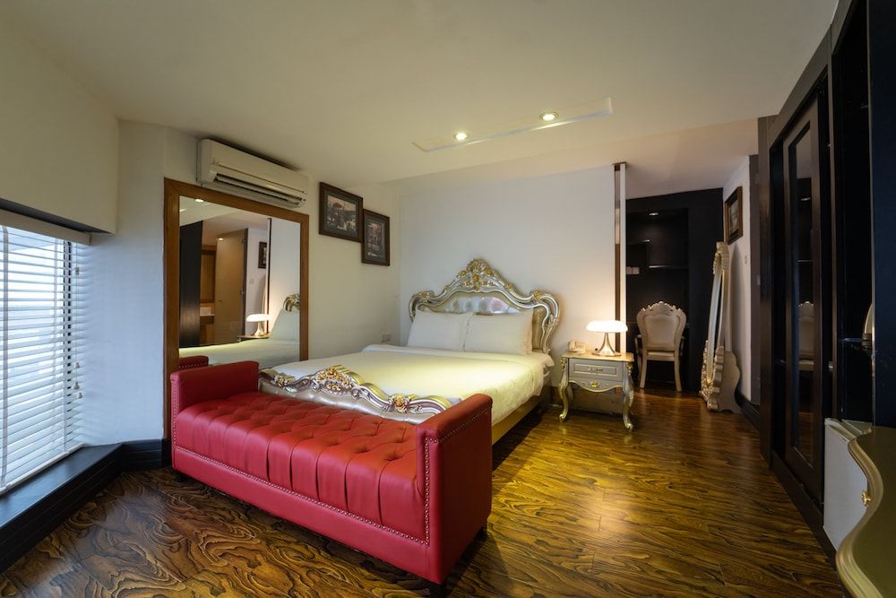 Suite, City View