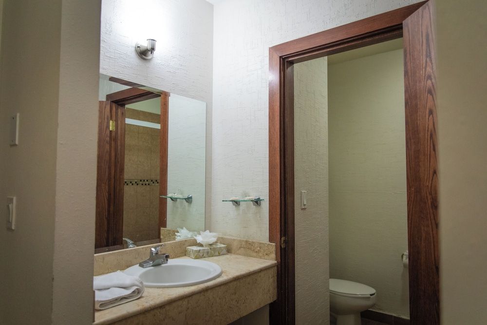Hotel Conquistador Inn By US Consulate Standard Double Room (Expedia) 4