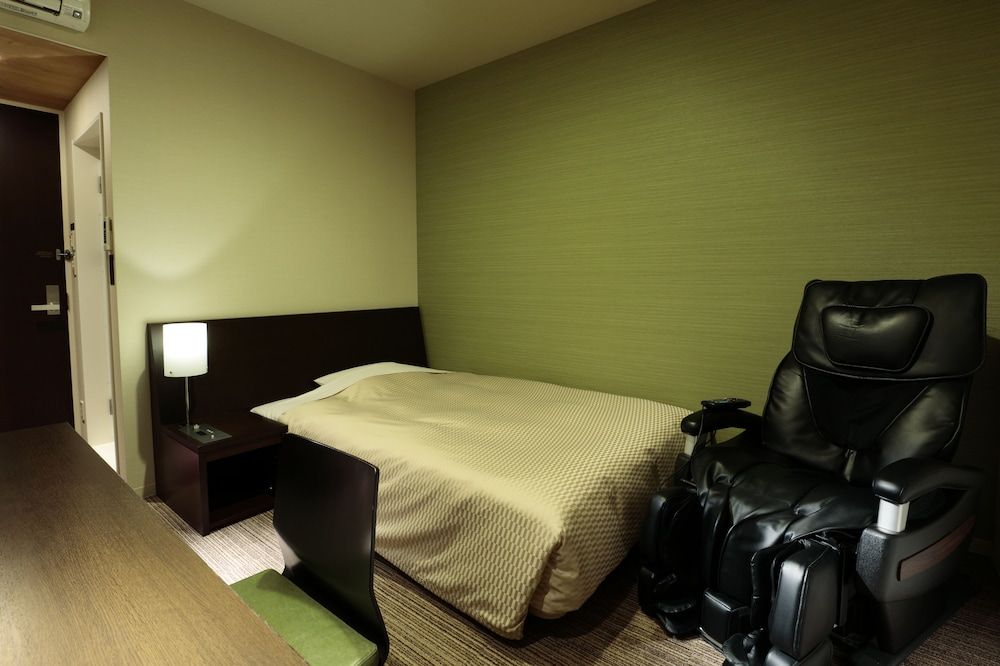 Massage Chair Room, Smoking