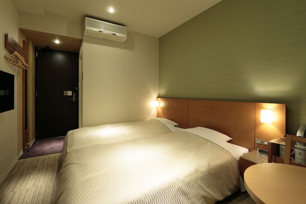 Twin Room, Smoking