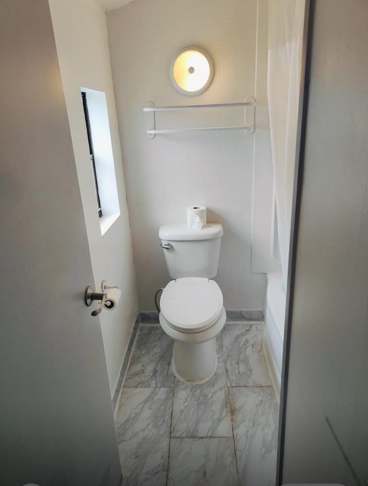 Niagara's Best Inn Double Room, 2 Double Beds, Microwave, Ground Floor 11