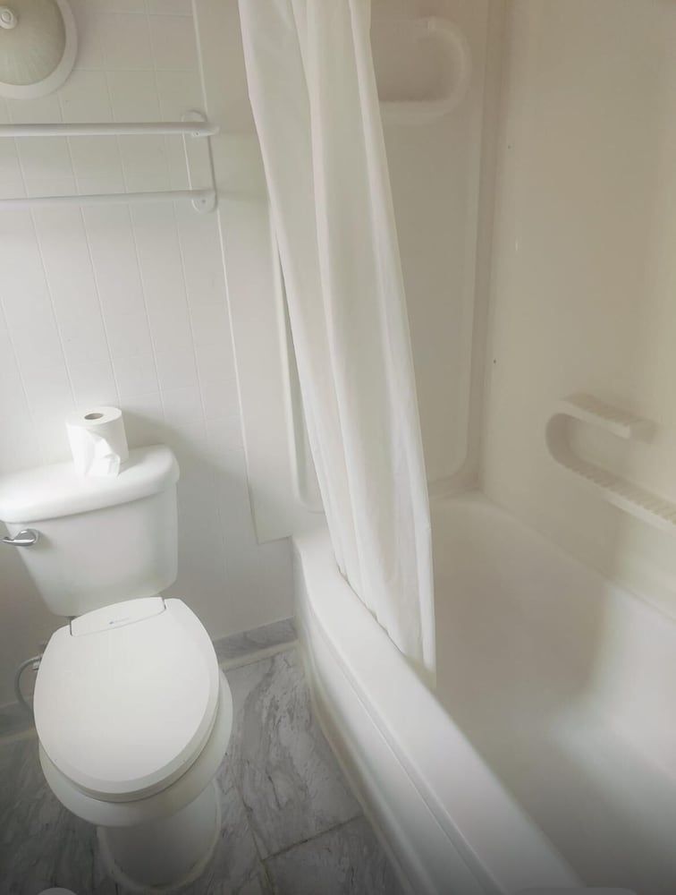 Niagara's Best Inn Double Room, 2 Double Beds, Microwave, Ground Floor 12