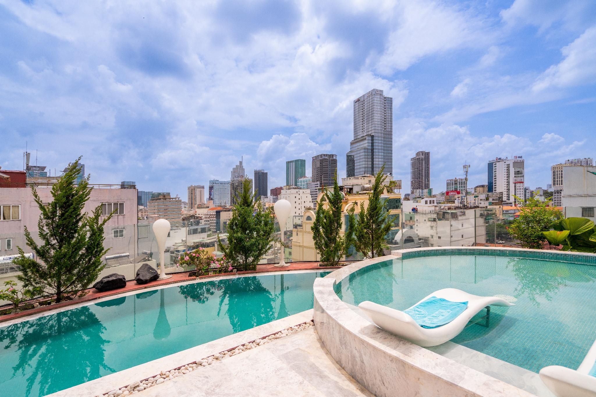 swimming pool [outdoor]