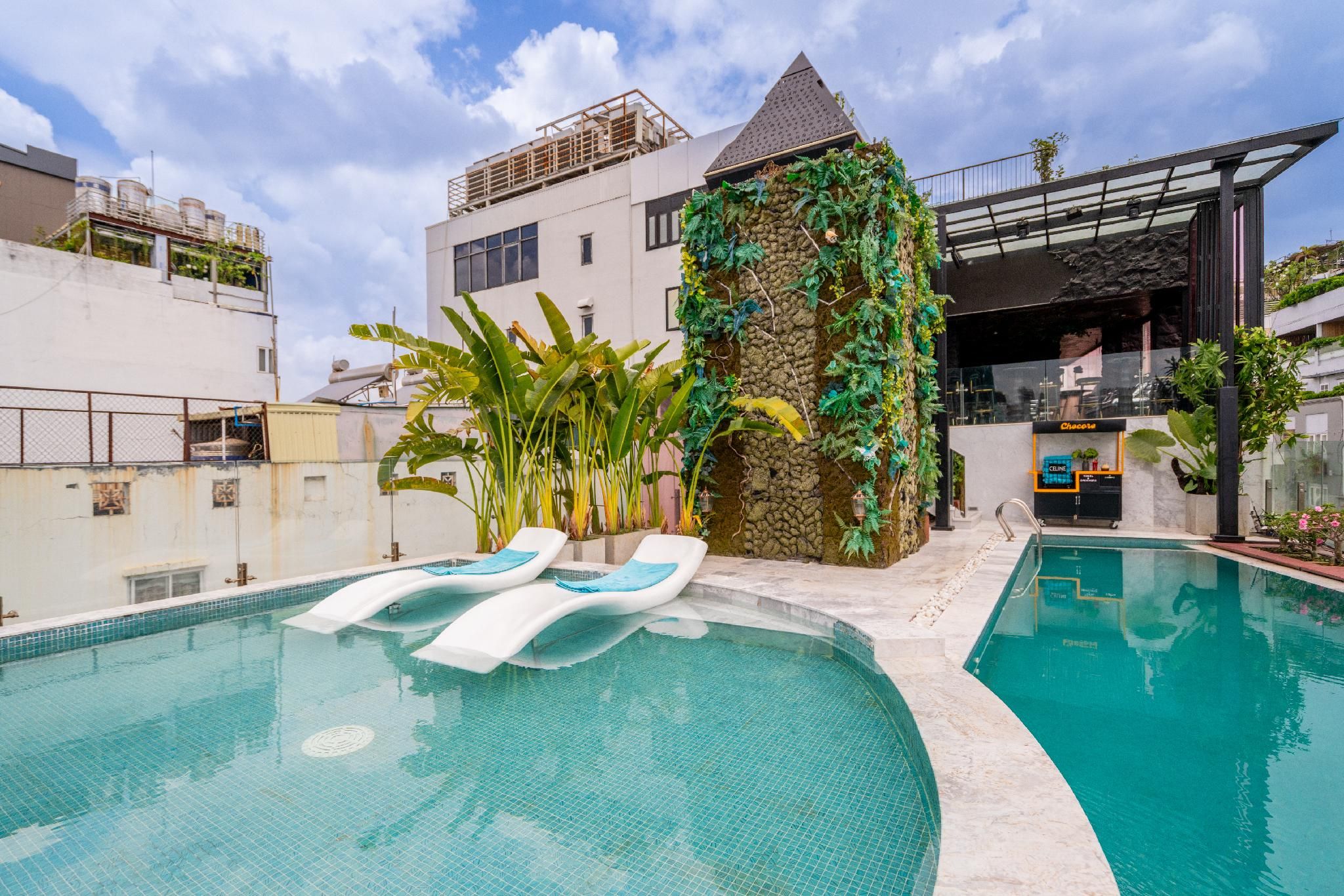 swimming pool [outdoor]