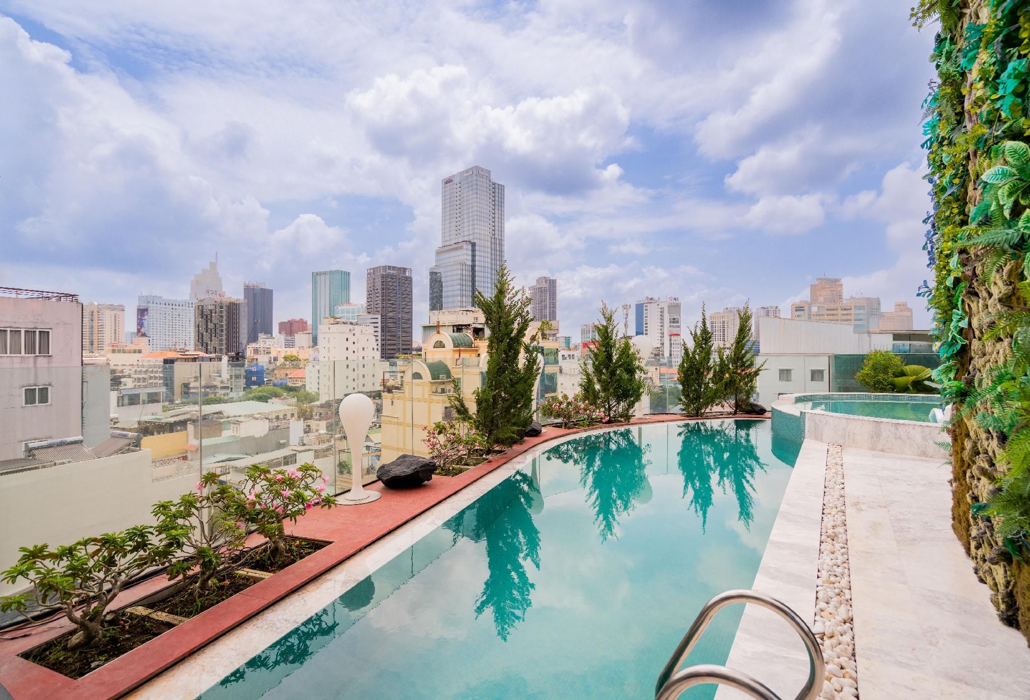 swimming pool [outdoor]