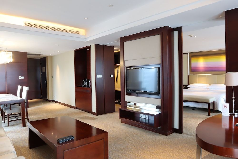 Sheraton Shanghai Hongkou Hotel Executive Suite, 1 King Bed, View 5