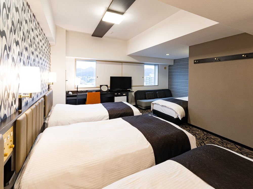 Quadruple Room, Smoking