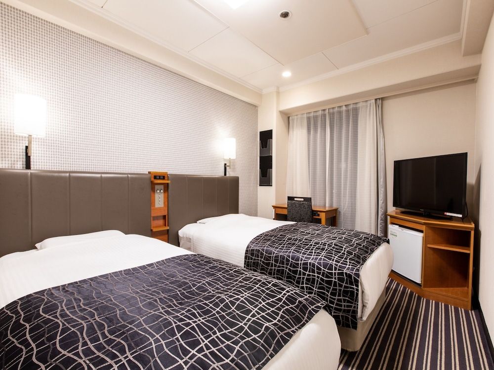 Twin Room, Smoking