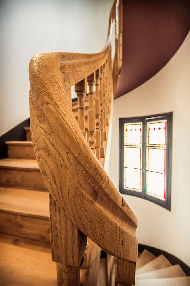 Handrails in stairways