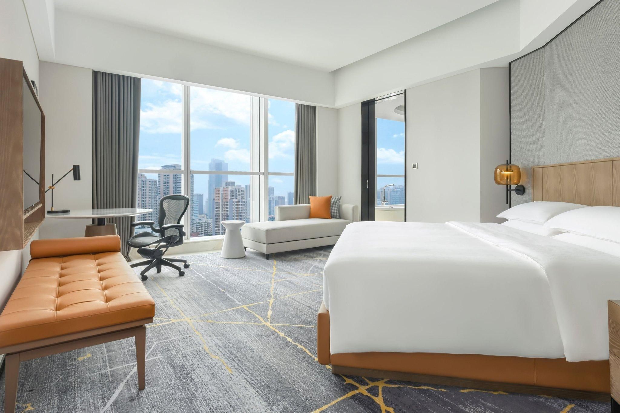 Club lounge access, Larger Guest room, 1 King