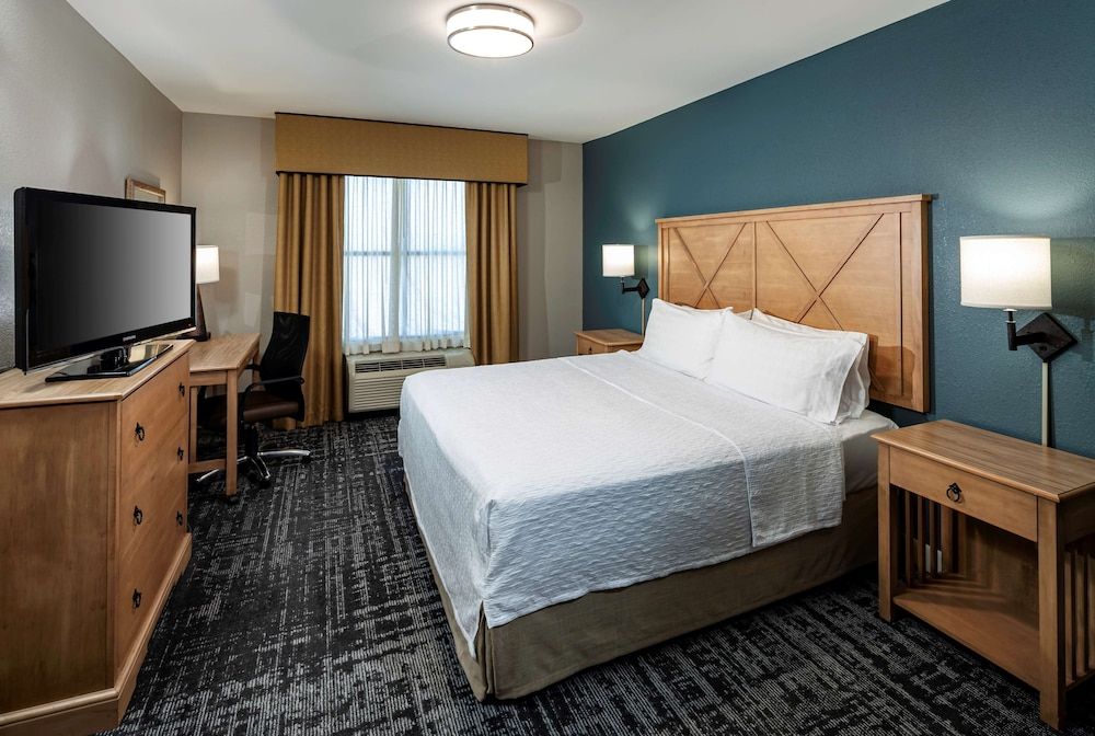 Suite, Accessible (Mobility & Hearing, 3x3 Shower)