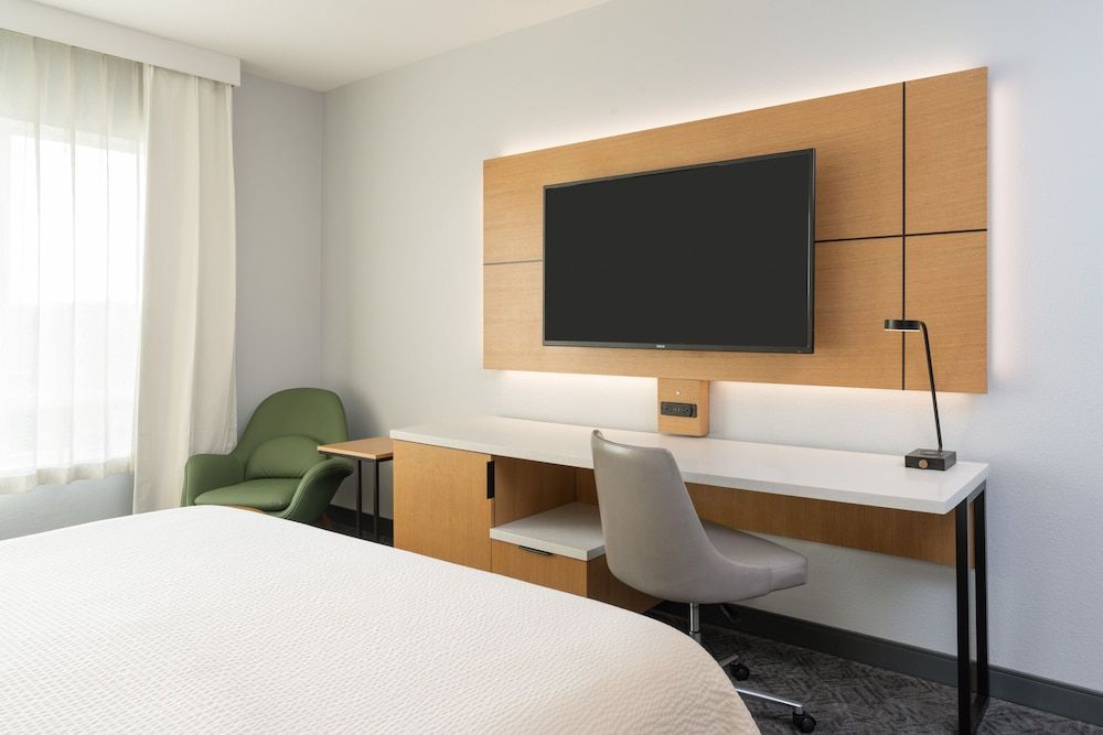 DoubleTree by Hilton Houston Westchase Room, 1 King Bed 13