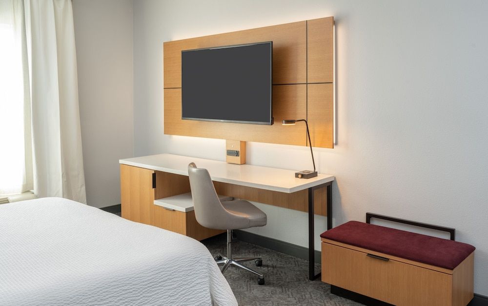 DoubleTree by Hilton Houston Westchase Room, 1 King Bed 16