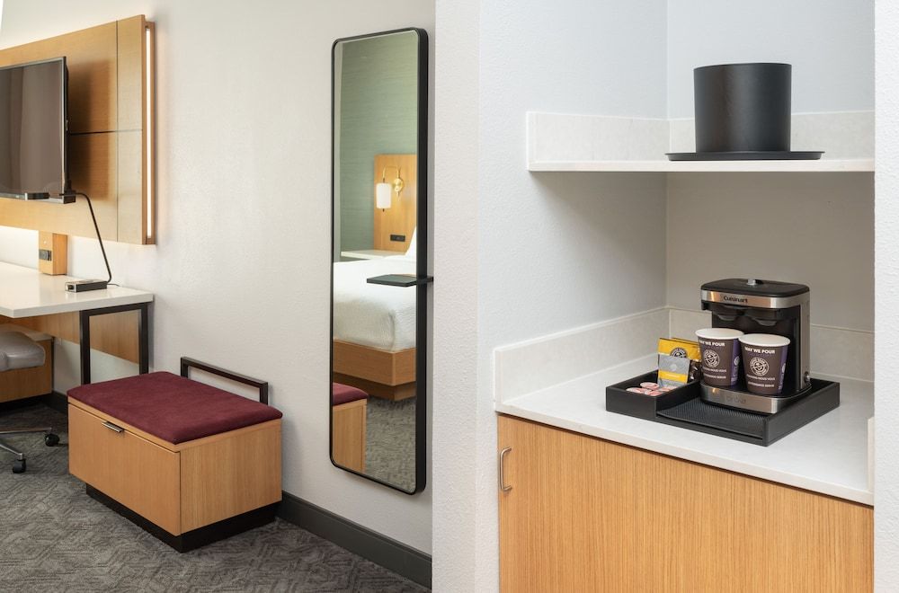 DoubleTree by Hilton Houston Westchase Room, 1 King Bed 14