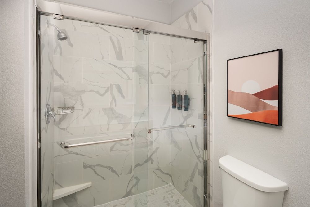 DoubleTree by Hilton Houston Westchase Room, 1 King Bed 10