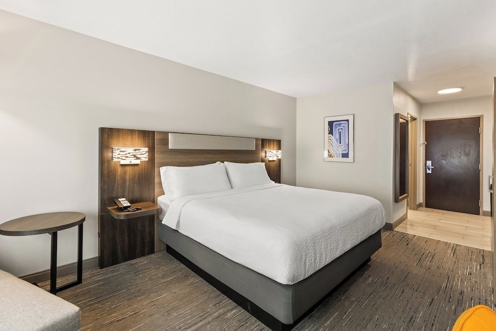 Suite, 1 King Bed, Accessible (Communications, Mobility, Access Tub)