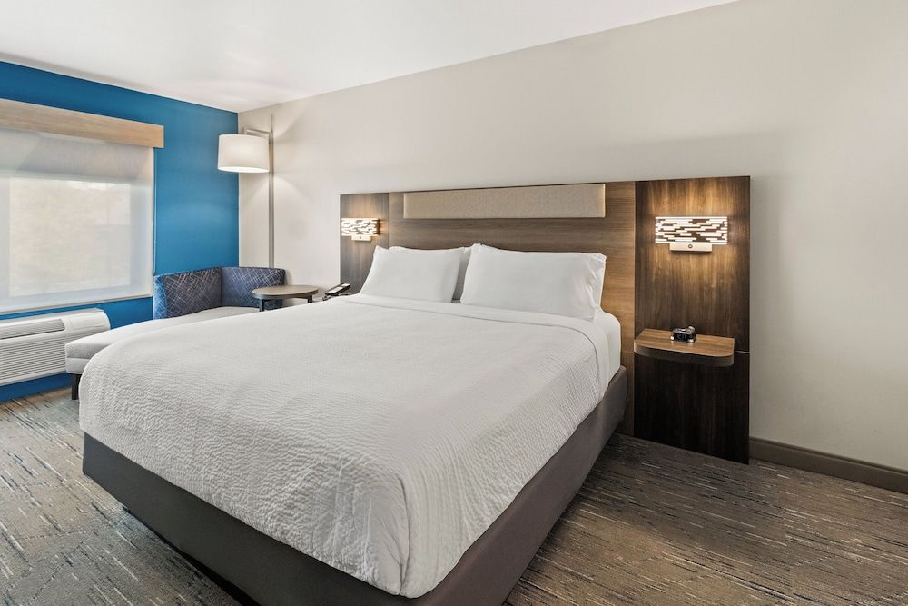 Standard Room, 1 King Bed, Accessible (Communications, Roll In Shower)