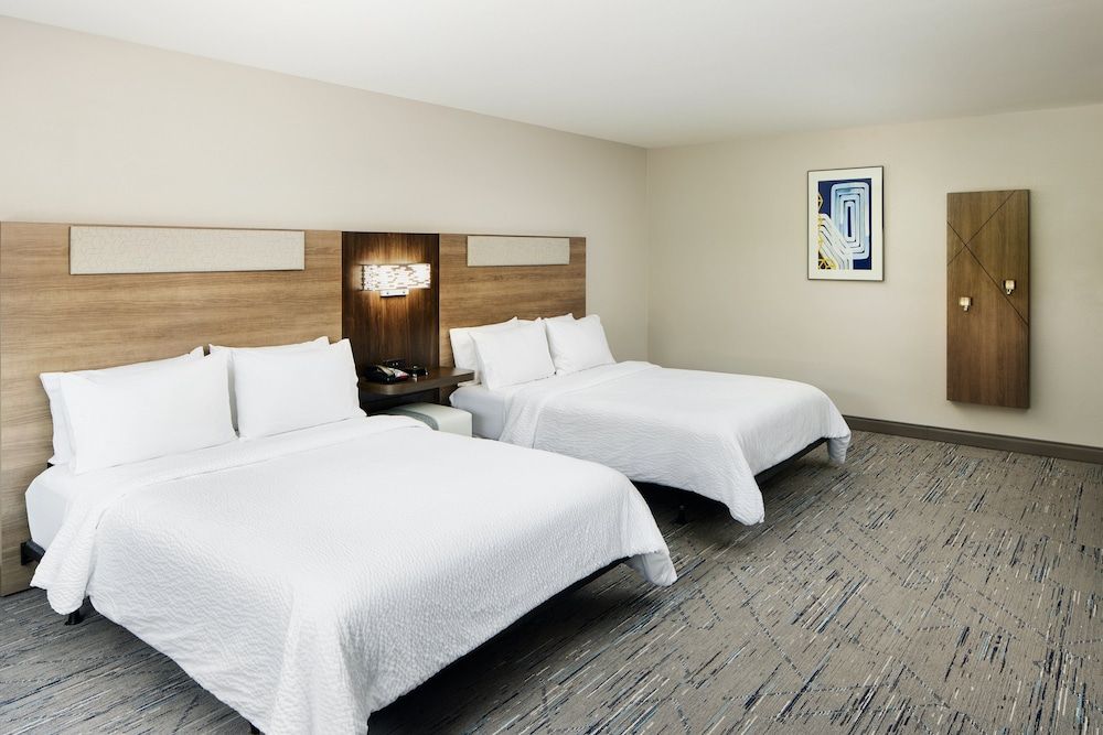 Suite, 2 Queen Beds, Accessible (Comm & Mobil, Accessible Tub)
