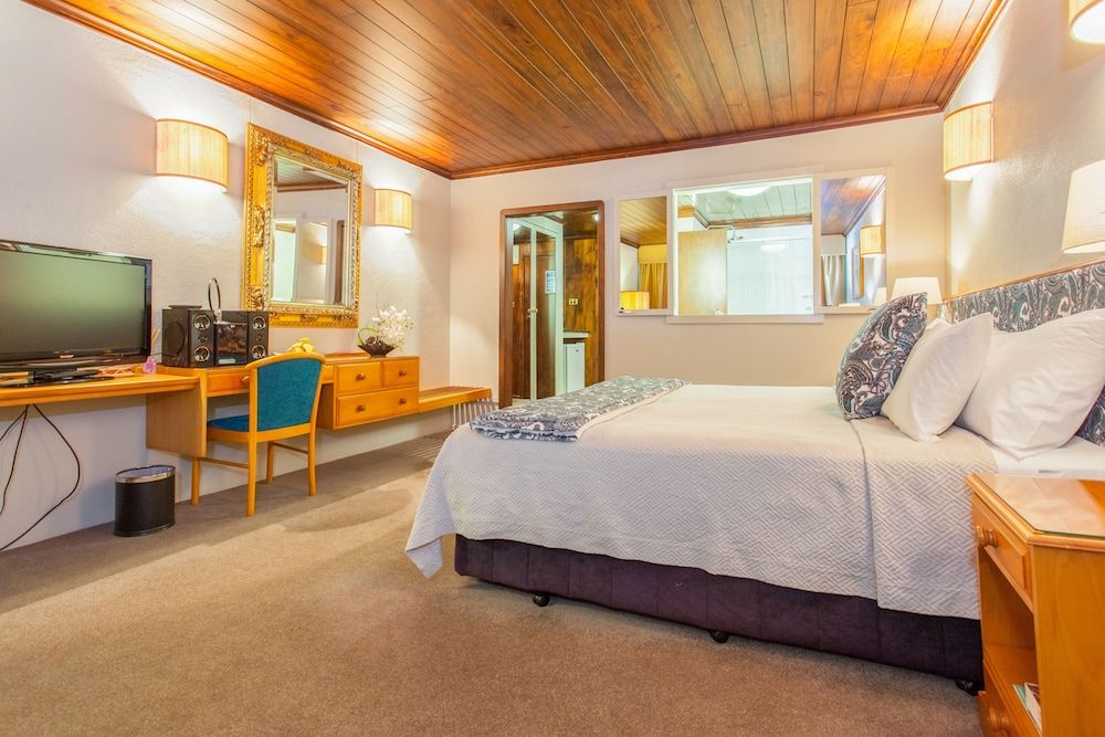 Waitakere Resort & Spa Deluxe Room 2