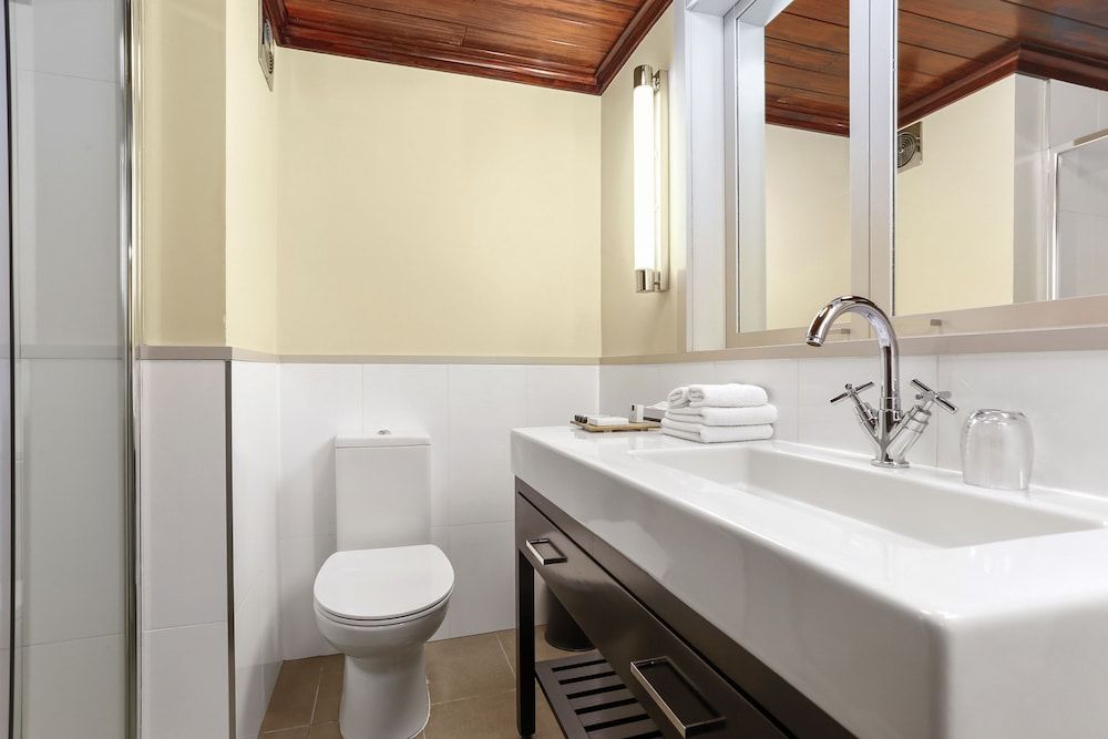 Waitakere Resort & Spa Deluxe Room 5