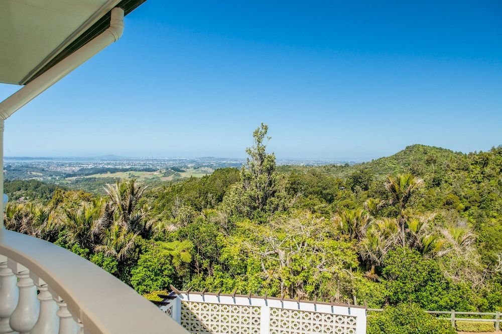 Waitakere Resort & Spa Deluxe Room 4