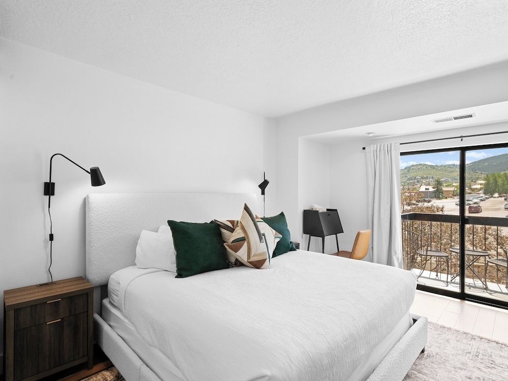 1 Bedroom Condominium