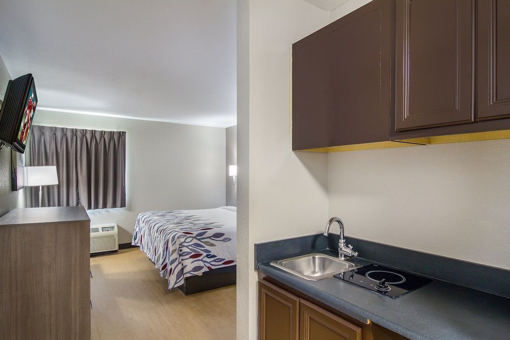 Red Roof Inn Darien - I-95/ North Brunswick Superior Room, 1 King Bed, Non Smoking 3