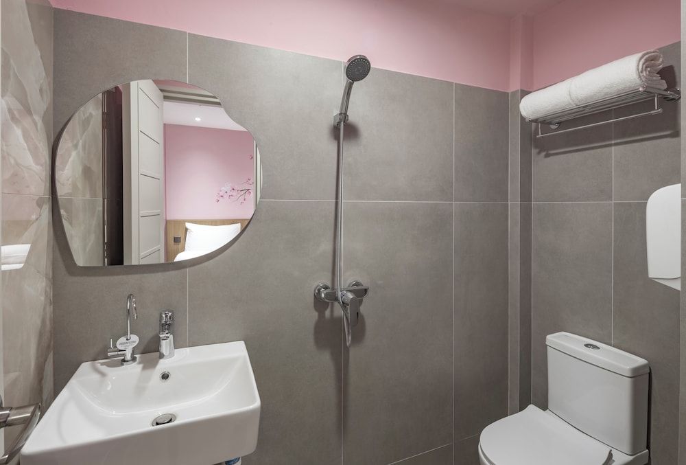 Hotel Sakura by Venue - Newly Renovated Standard Room, 1 Queen Bed 6