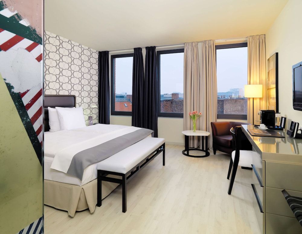 H10 Berlin Ku'Damm Deluxe Double or Twin Room 3