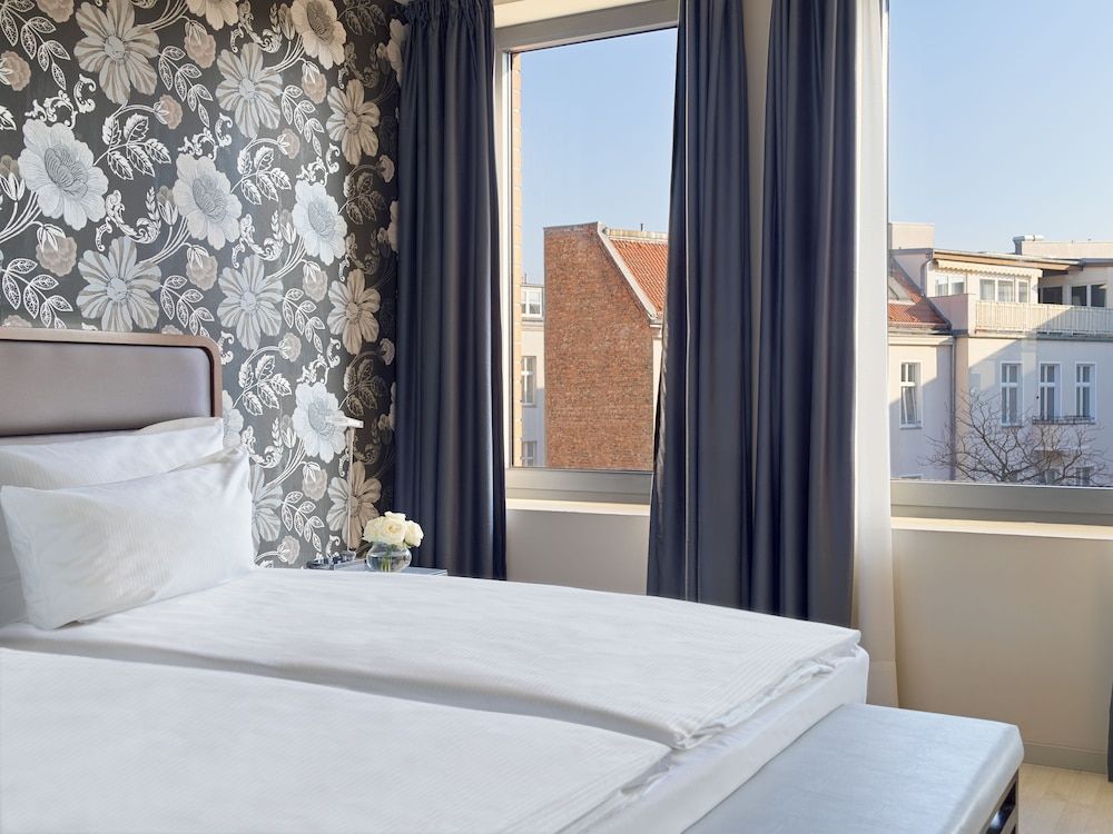 H10 Berlin Ku'Damm Deluxe Double or Twin Room 4