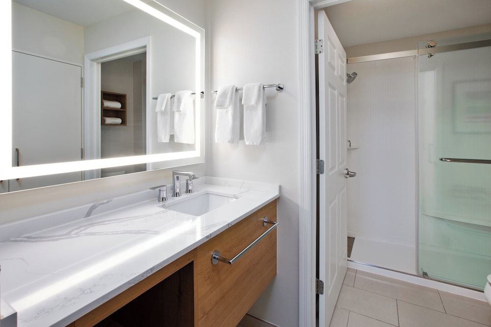 Staybridge Suites Omaha 80th And Dodge by IHG Studio Suite, 1 Queen Bed, Kitchen 4