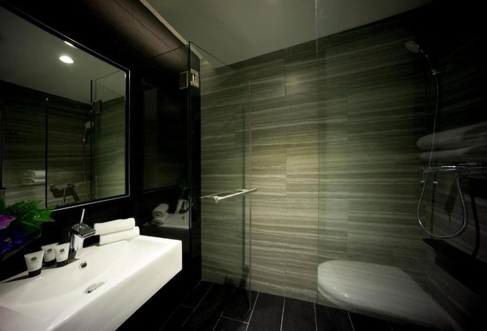 Venue Hotel - The Lily Standard Double Room, No Windows 3