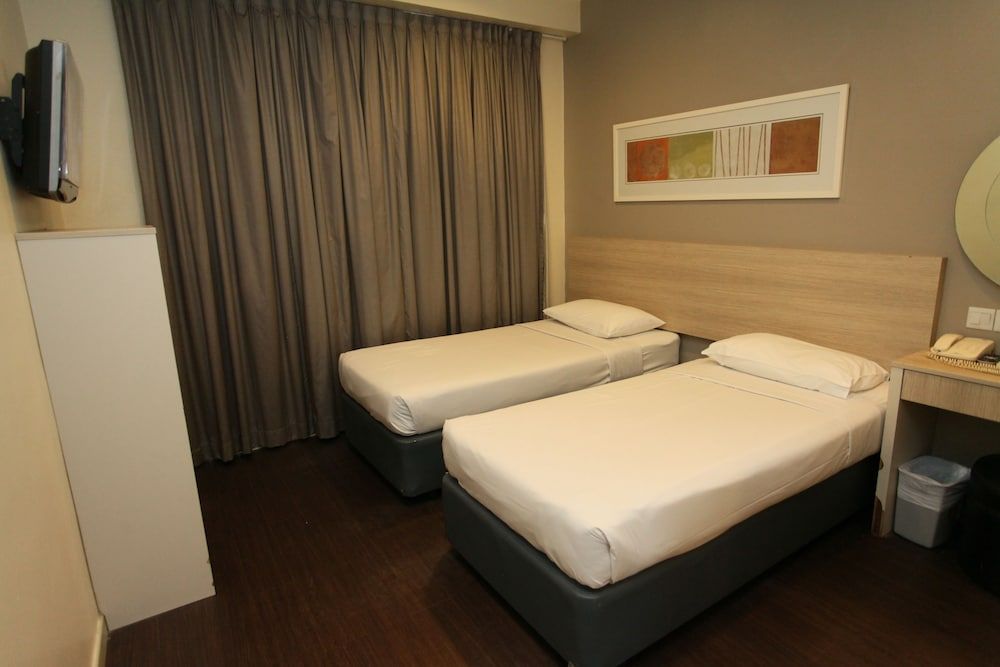 undefined Hotel 81 Lucky 7