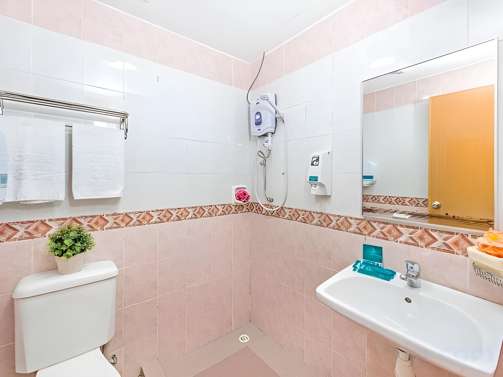 undefined Hotel 81 Lucky 5