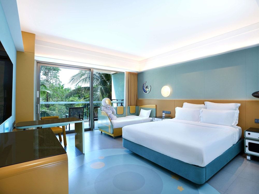 Family Room, 1 King Bed with Sofa bed