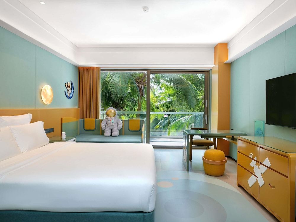 Family Room, 1 King Bed with Sofa bed