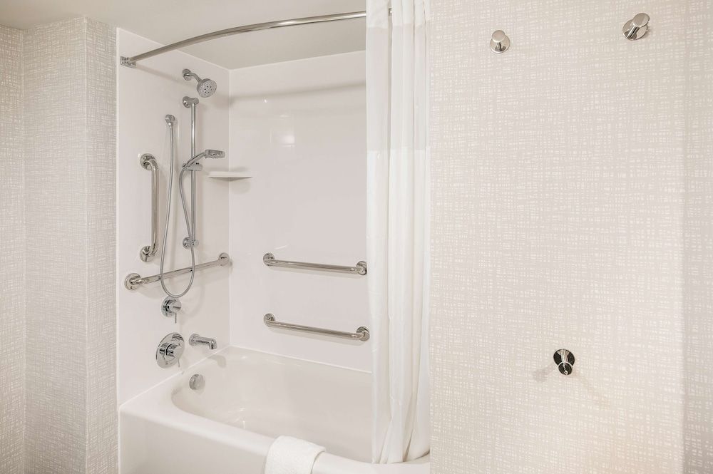 Room, 1 King Bed, Accessible, Bathtub (Mobility & Hearing)