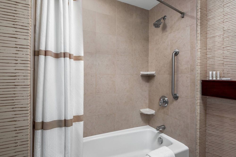 Suite, 1 Bedroom (Mobility/Hearing Accessible, Tub)