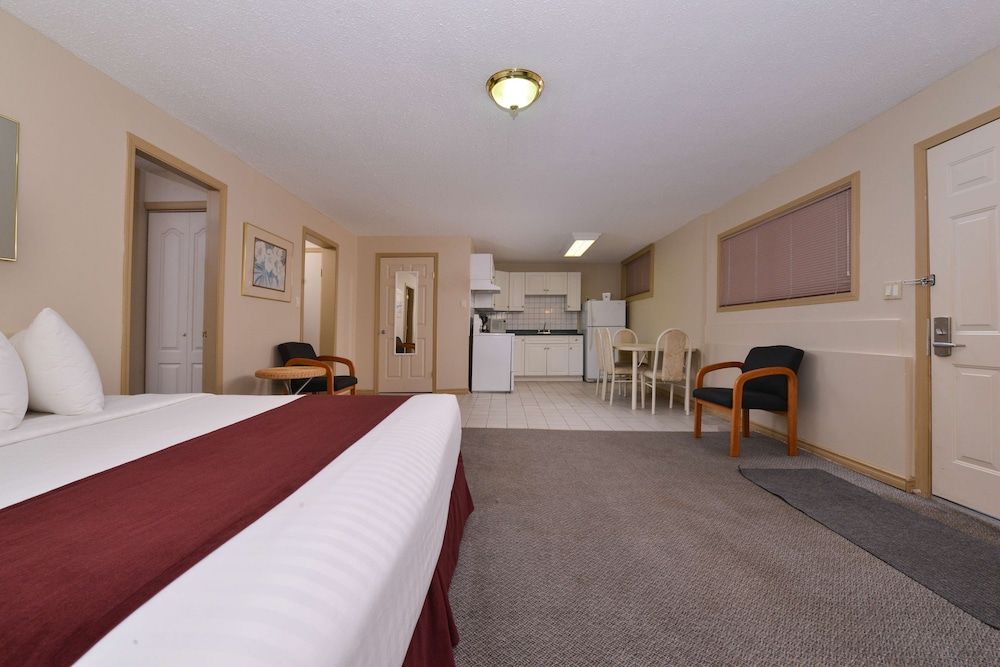 Suite (2 King Beds Deluxe)