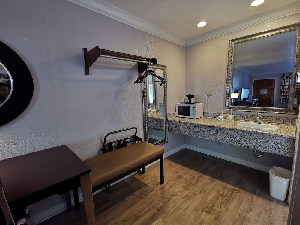 Journey Inn Premium Room, 1 King Bed, Smoking 14