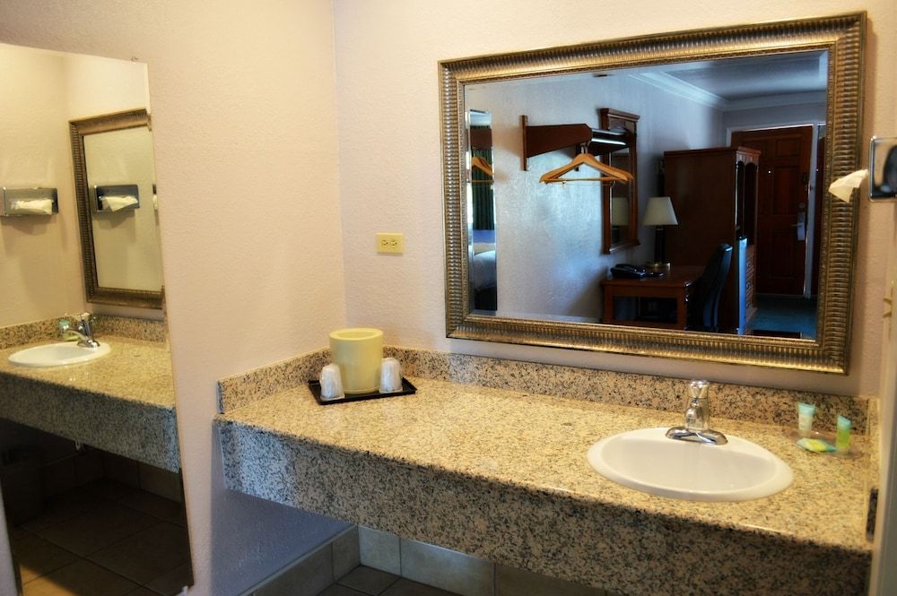 Journey Inn Premium Room, 1 King Bed, Smoking 11