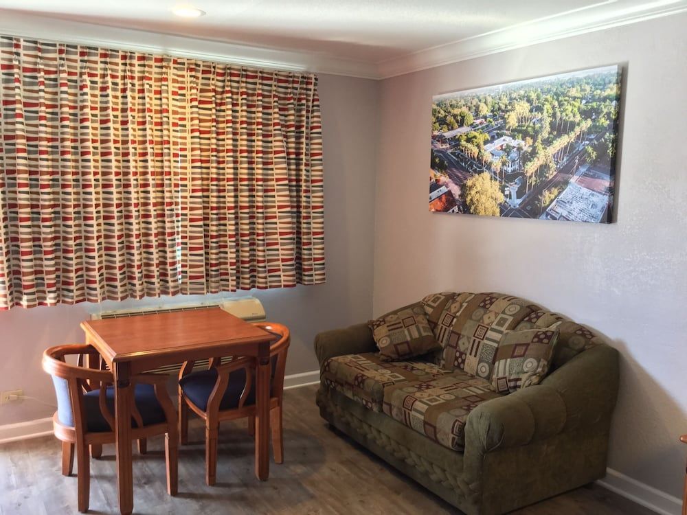 Journey Inn Premium Room, 1 King Bed, Smoking 8